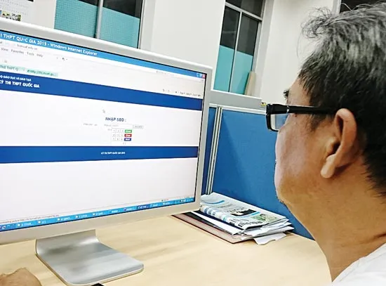 Mở trang thông tin điện tử của cụm thi để thí sinh tra kết quả thi